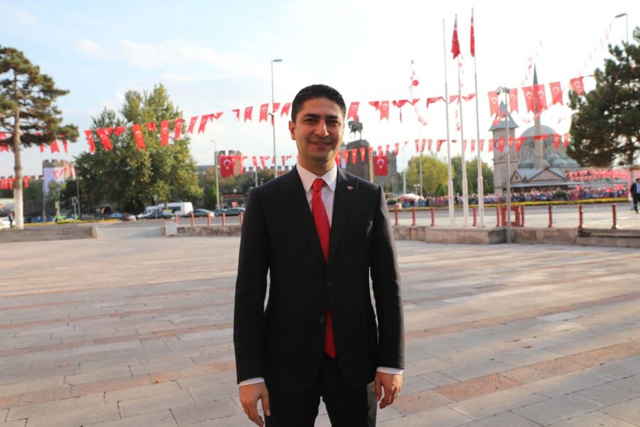 MHP’li Özdemir, Kayseri’deki işyeri isimlerinin Türkçe olmasını Meclis gündemine taşıdı.
