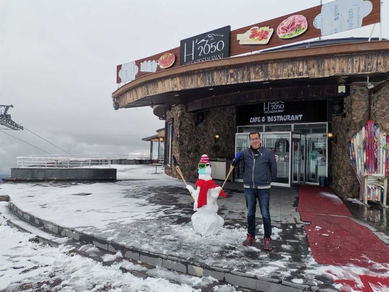 Kayseri’de sezonun ilk kardan adamı Erciyes’te yapıldı

