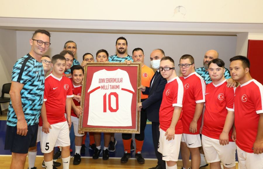 Vali Günaydın, Down Sendromlular Futsal Milli Takımının Antrenmanını İzledi