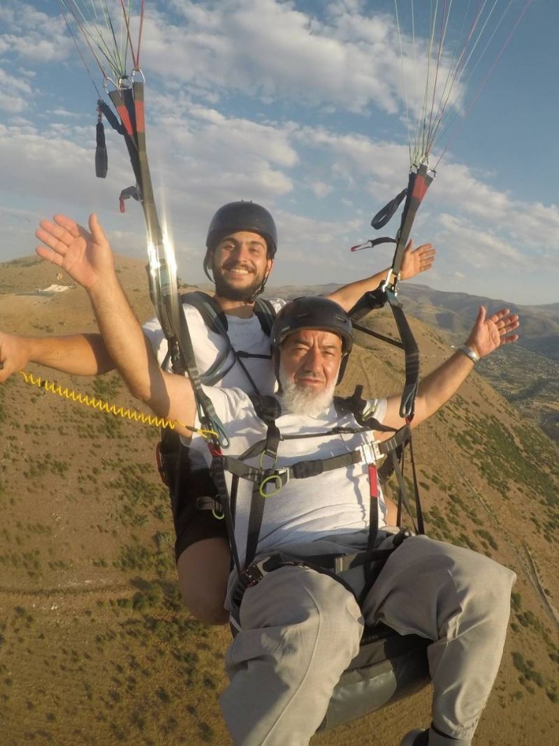 Paraşütle uçan dede heyecandan göğü inletti: 