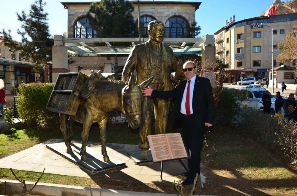 EŞEKLİ KÜTÜPHANECİ MUSTAFA GÜZELGÖZ’ÜN HEYKELİ DİKİLDİ.           