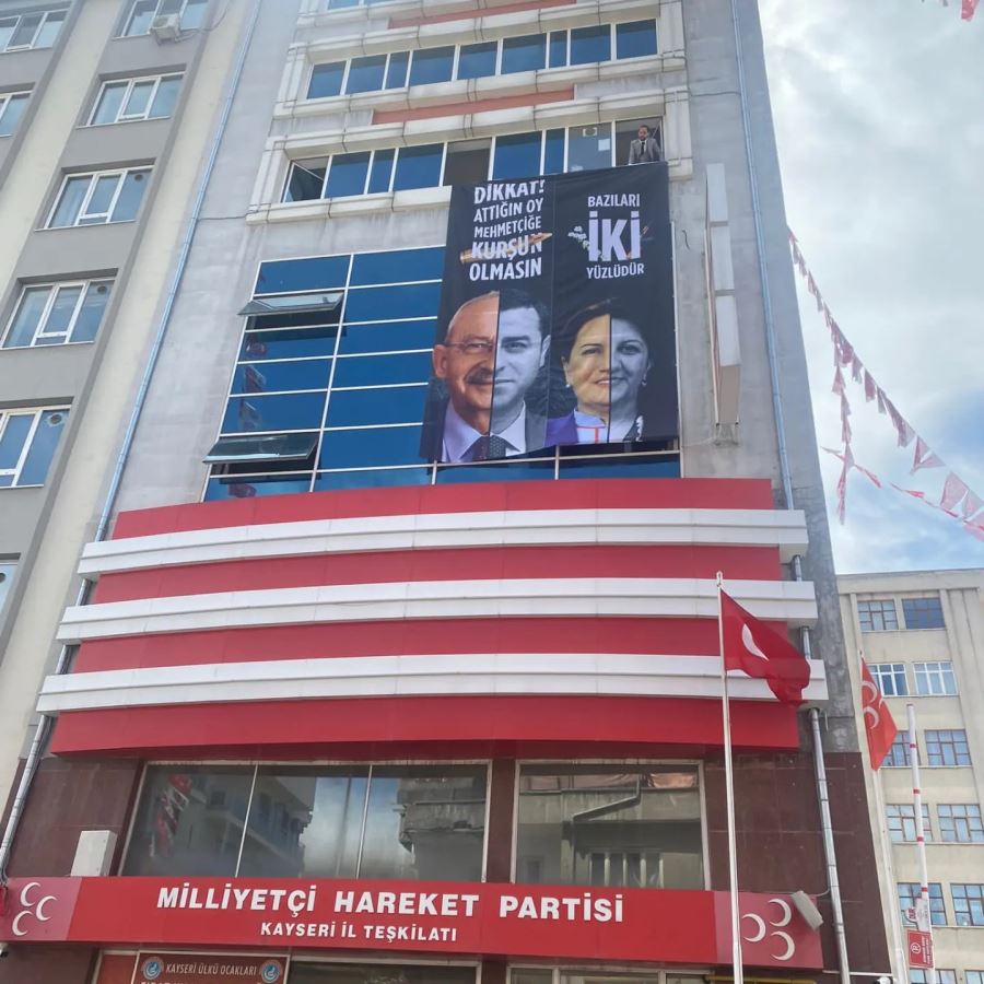 MHP İL BİNASINDA DİKKAT ÇEKEN PANKART