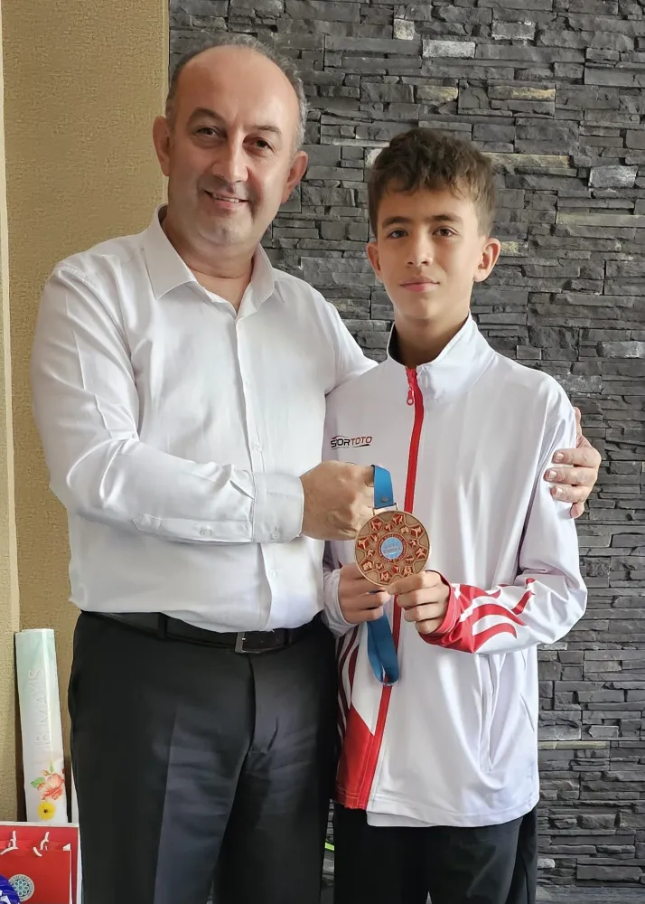 AHMET EREN BOYRAZ, AVRUPA 3.’SÜ OLARAK KÜRSÜYE ÇIKTI…