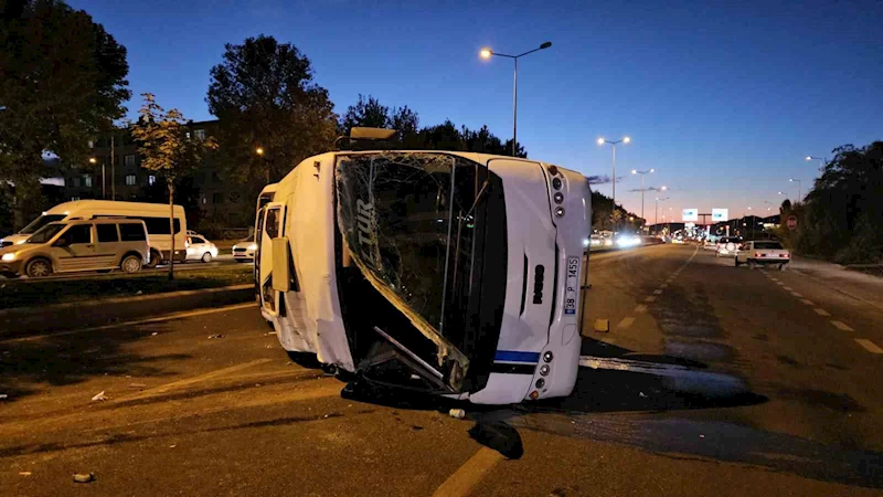 Otomobille çarpışan işçi servisi yan yattı: 2 yaralı
