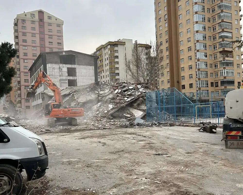 ÇÜRÜK RAPORU VERİLEN BESİME ÖZDERİCİ ORTAOKULU YIKILIYOR