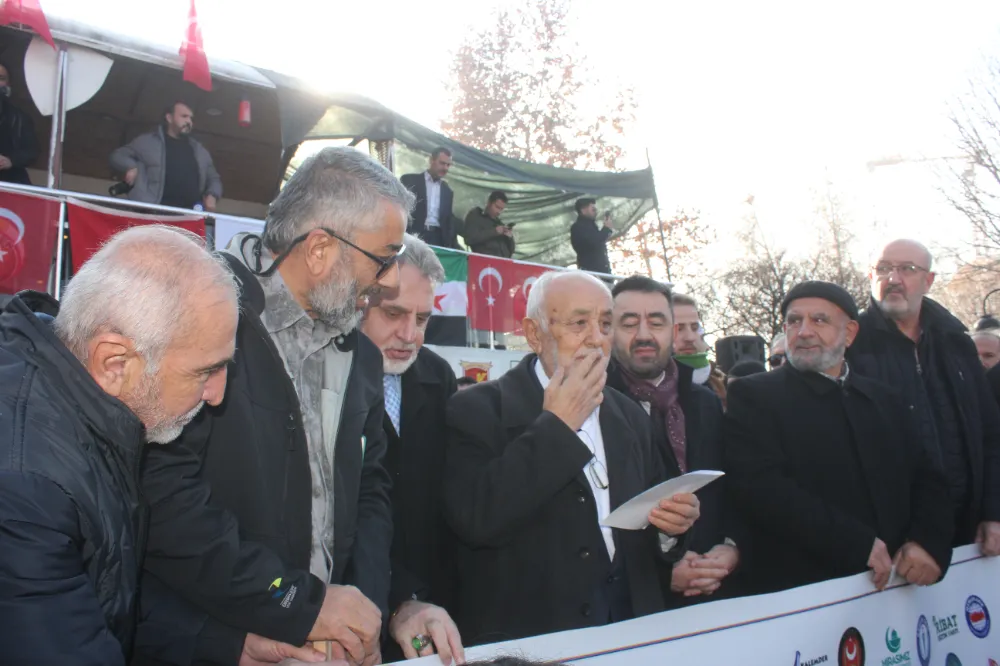 KAYSERİ’DE YAŞAYAN SURİYELİLER ESED REJİMİNİN DEVRİLMESİNİ KUTLADI