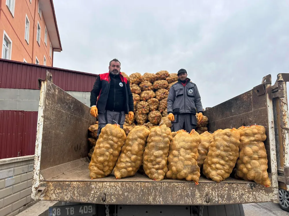 TOMARZA’DA VATANDAŞA ÜCRETSİZ PATATES VE FİDAN DAĞITILDI