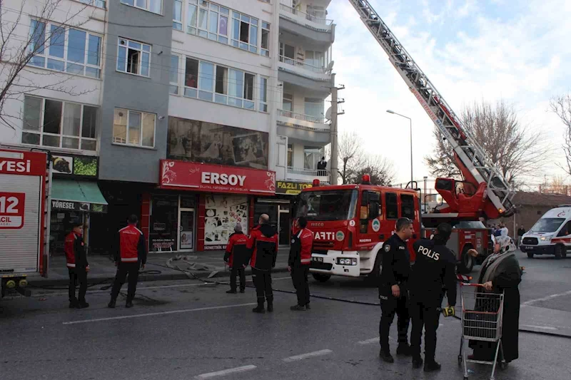 4 katlı binada yangın: Vatandaşlar kurtarılmayı bekliyor
