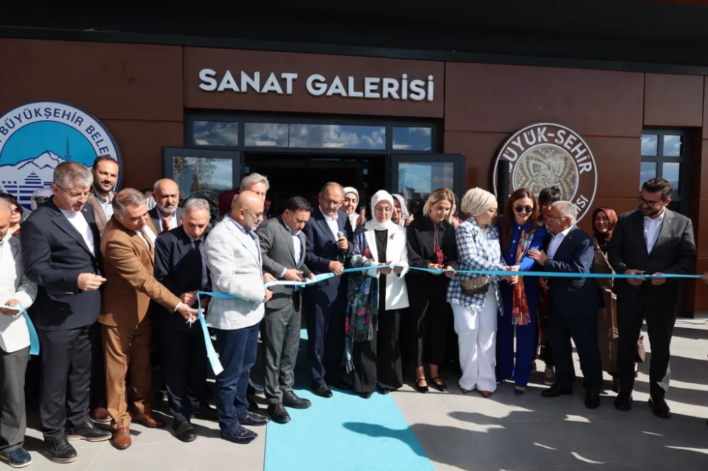 NEŞE ÖZHASEKİ’DEN RESİM SERGİSİ 