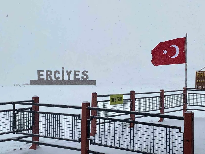 Erciyes beyaza büründü
