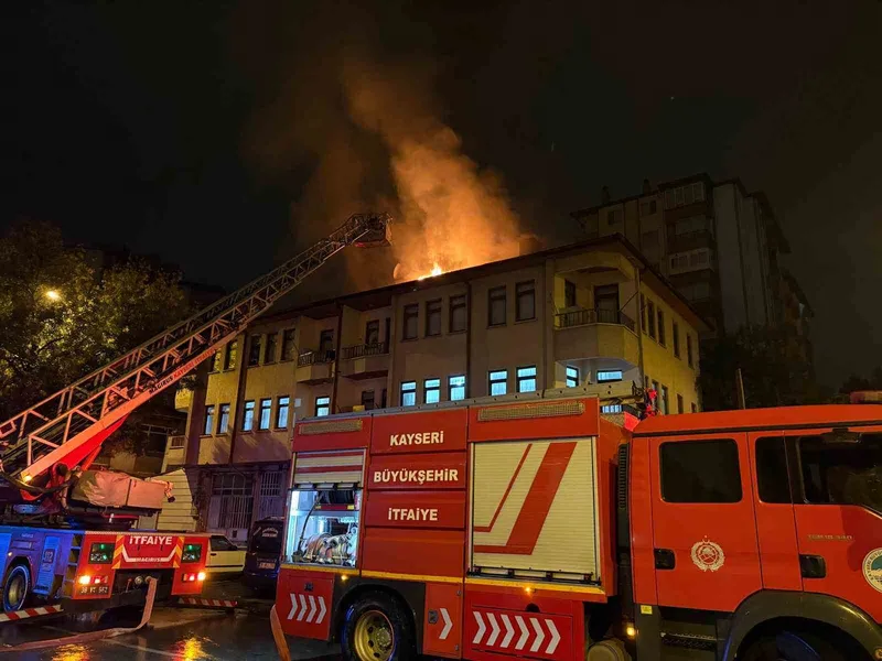 Eşi eve almayınca sinirlenip binanın çatısını yaktı: 1 gözaltı
