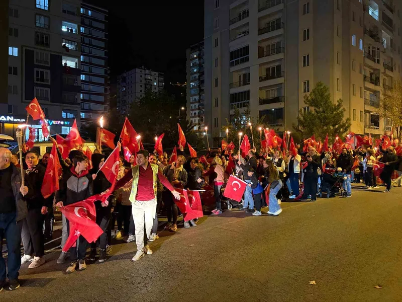 Erciyes Koleji’nden coşkulu fener alayı yürüyüşü
