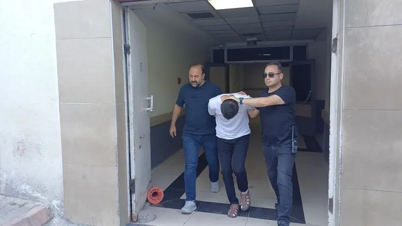 Camide boğazını kesip öldürdüğü adamın karısına 