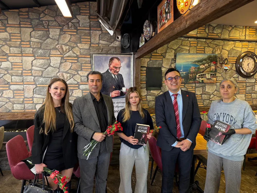 CHP’LİLER NUTUK DAĞITTI