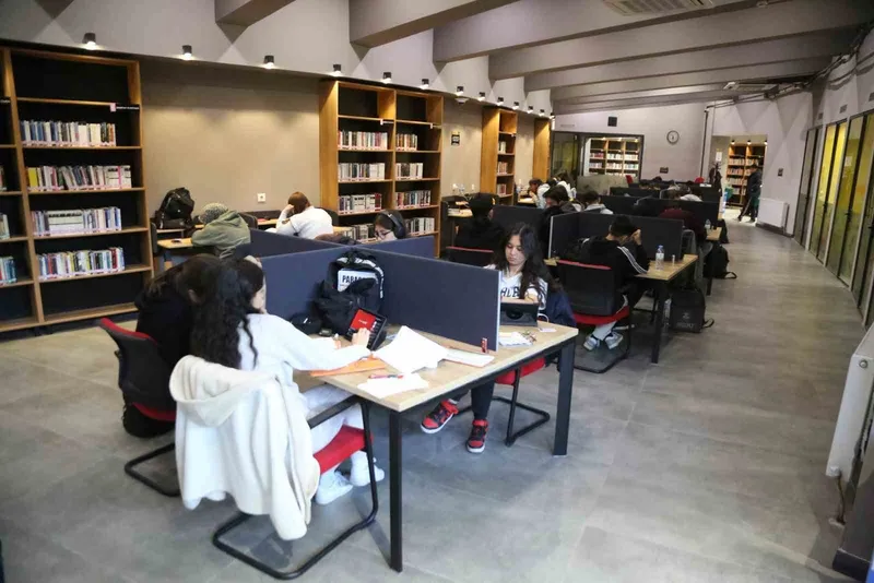 Ara tatilde Melikgazi’nin Akıl Küpü Kütüphaneleri dolup taşıyor
