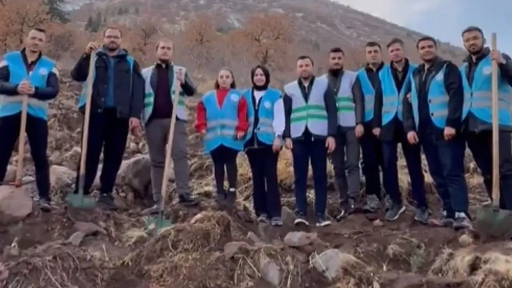 AK PARTİ GENÇLİK KOLLARI 20 ŞEHİDİMİZ İÇİN 20 FİDAN DİKTİ