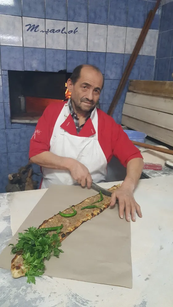 CIVIKLI, ÖZDEVELİ ETLİ PİDE SALONUNDA YENİR