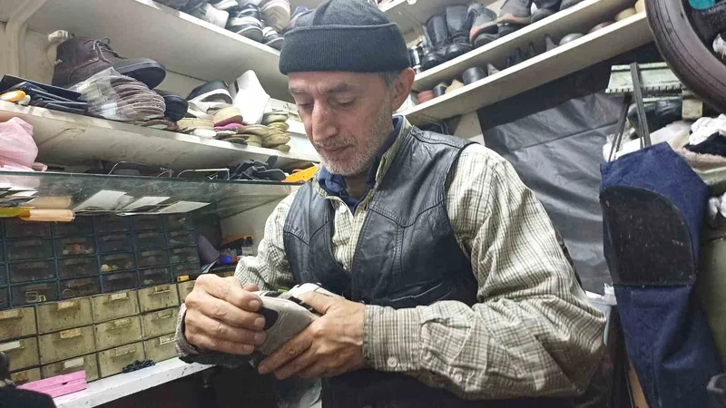 Hayırsever ayakkabı tamircisi
