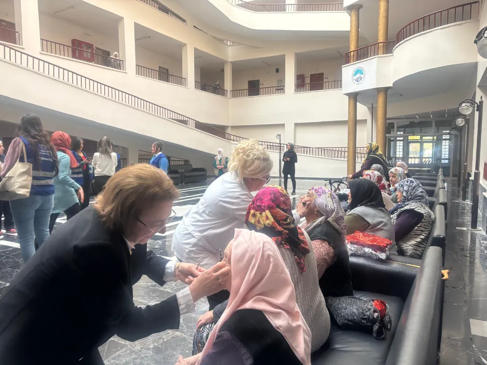 CHP TALAS KADIN KOLLARINDAN HUZUREVİNE ZİYARET 