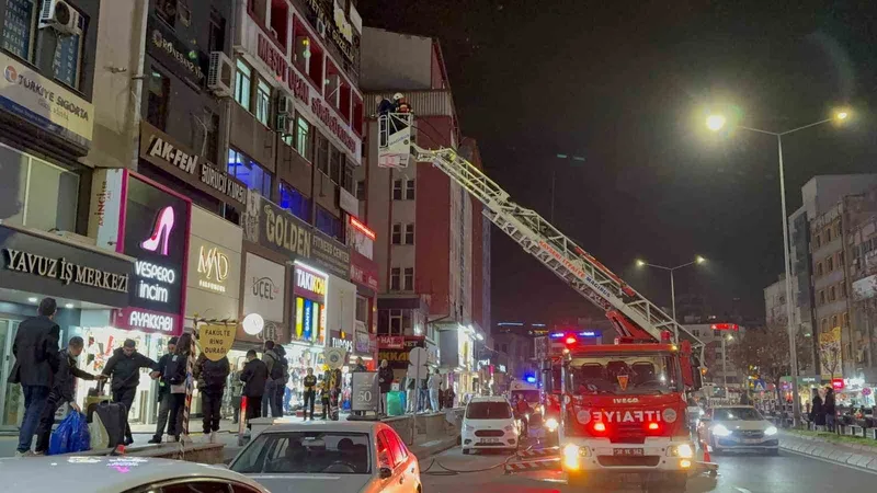 Kayseri’de iş merkezinde çıkan yangın söndürüldü
