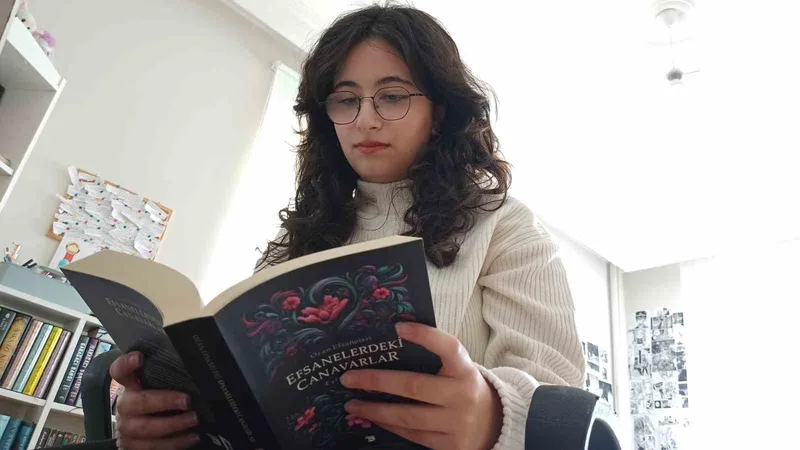 17 yaşında ilk romanını yazdı
