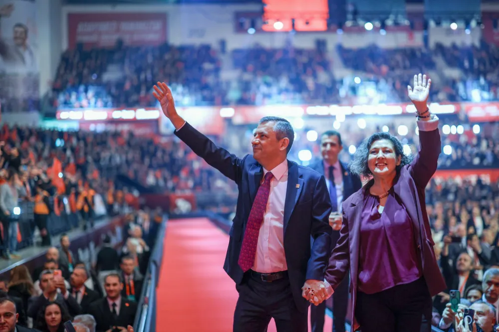 CHP’DE ÖZGÜR ÖZEL YENİDEN GENEL BAŞKAN 