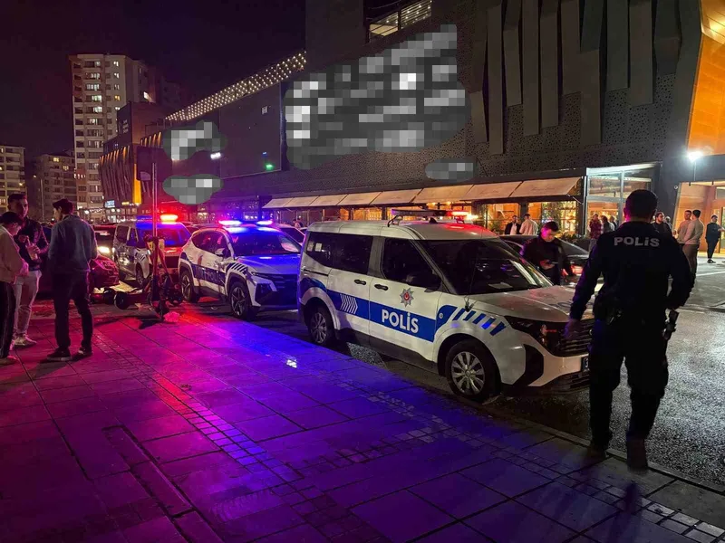 Parkta bıçaklı kavga: 1 yaralı
