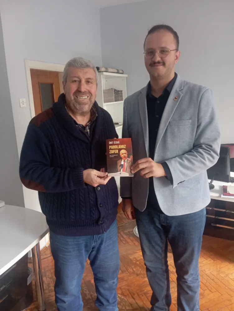 ÖZDAĞ, CENGİZ’E “PAROLAMIZ ZAFER” ADLI KİTABINI GÖNDERDİ