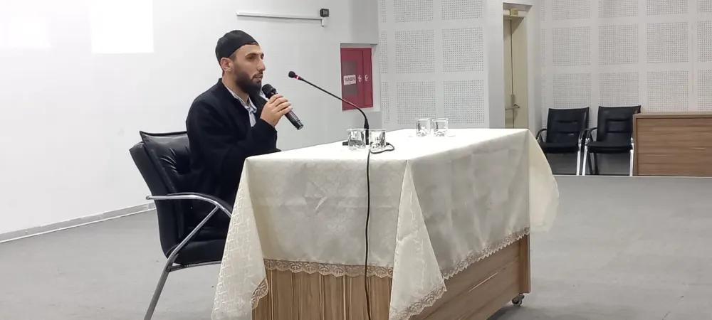 AKTİVİST ERDEM ÖZVEREN, DEVELİ’DE KONFERANS VERDİ