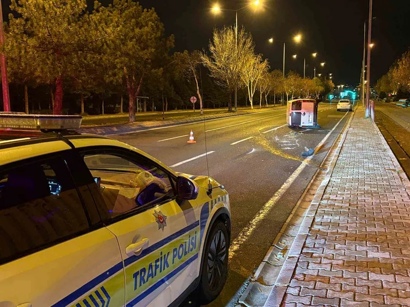 Önüne köpek çıkan araç yan yattı: 2 yaralı
