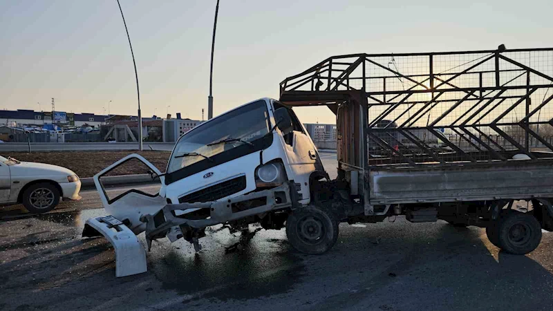 Kamyonet ile sivil polis aracı çarpıştı: 1 polis ağır yaralandı
