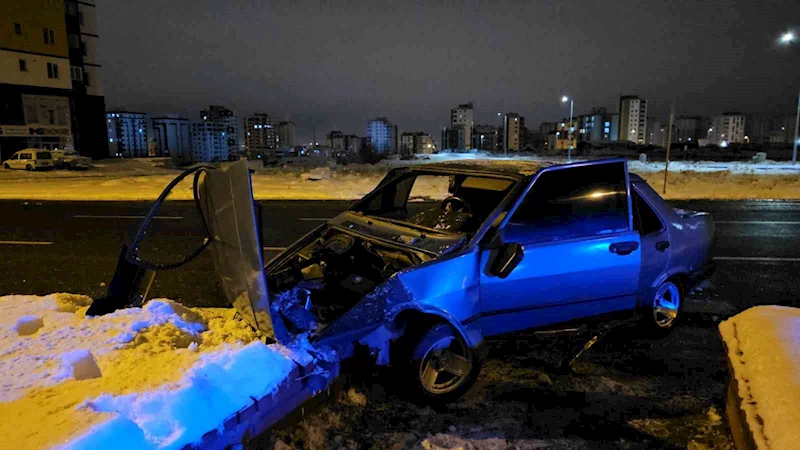 Refüje çarpan Fiat Tofaş perte çıktı: 3 yaralı
