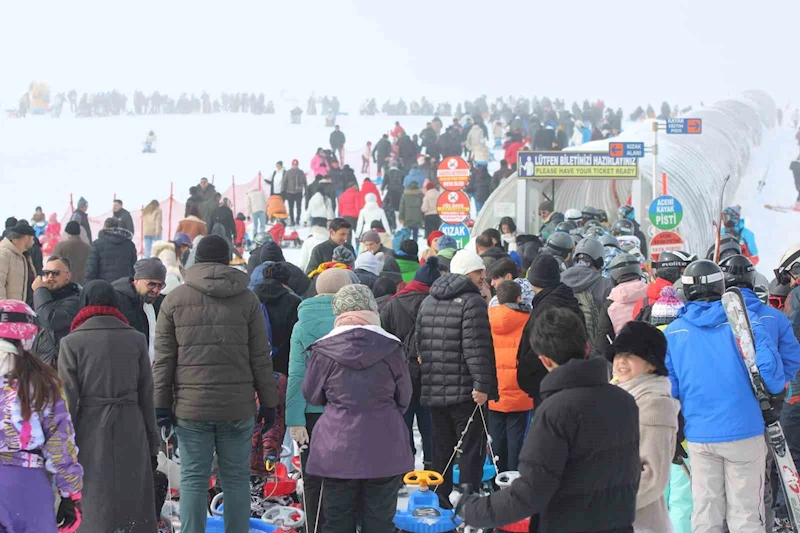 Binlerce kişi soluğu Erciyes’te aldı
