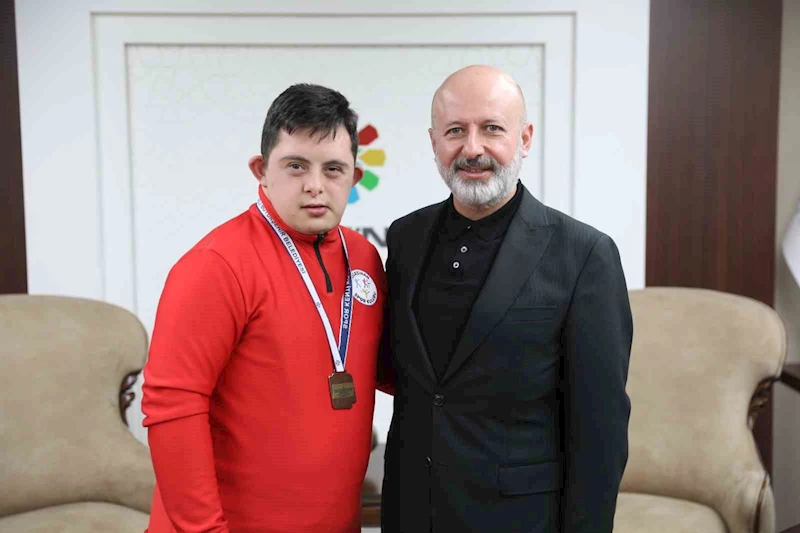 Kocasinan Sporcusu Mehmet Taşdemir, Down Futsal Avrupa Şampiyonası için hazırlanıyor
