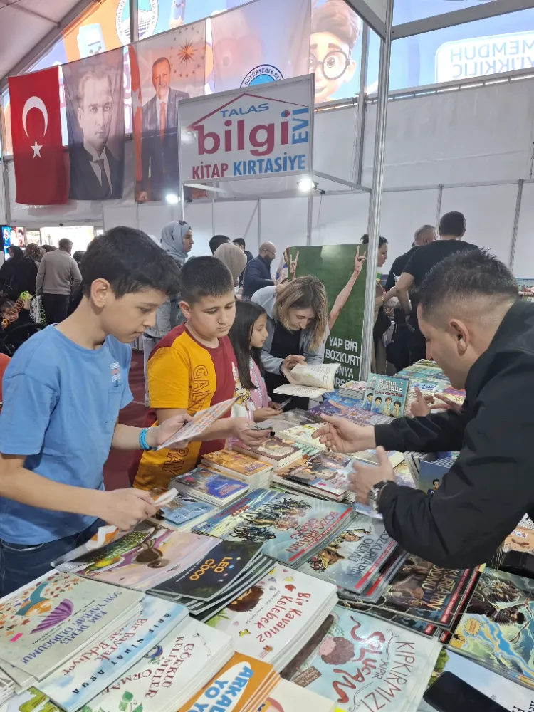 KİTAP FUARINDA ÜLKÜ OCAKLARI STANDINA YOĞUN İLGİ 