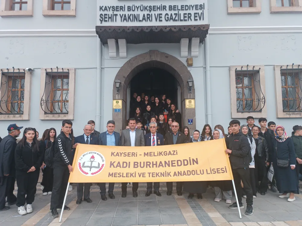 ÖĞRENCİLERDEN ŞEHİTLER DERNEĞİNE ANLAMLI ZİYARET