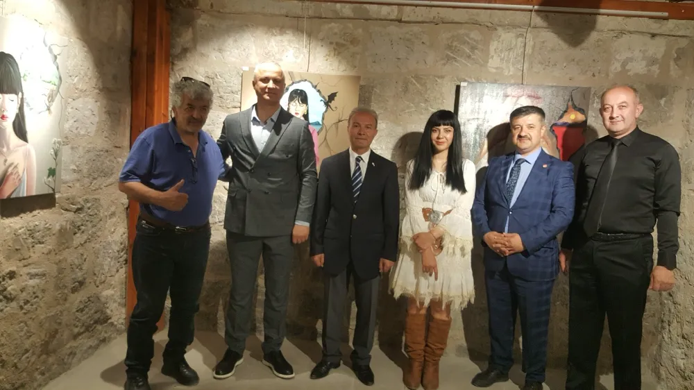 ELİF GÜRPINAR’IN 21 TABLODAN OLUŞAN KARMA RESİM SERGİSİ AÇILDI