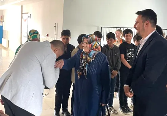 ŞEHİT ANNESİ TÜRKAN AKARSU’YU BÖYLE KARŞILADILAR