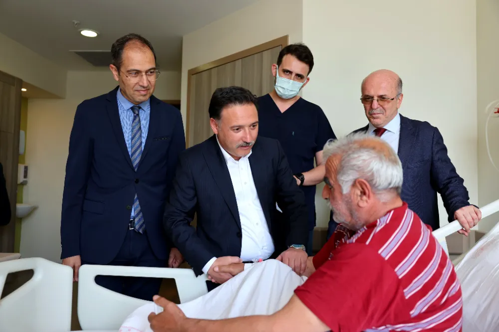 VALİ ÇİÇEKHASTALARI ZİYARET ETTİ, BULUT İLE KEP ATTI