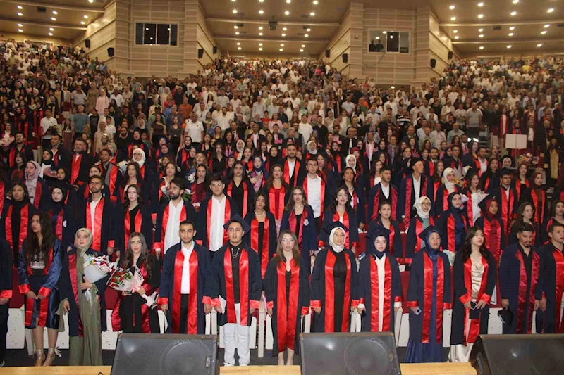 ERÜ Sağlık Hizmetleri Meslek Yüksekokulu 34. Dönem mezunlarını verdi
