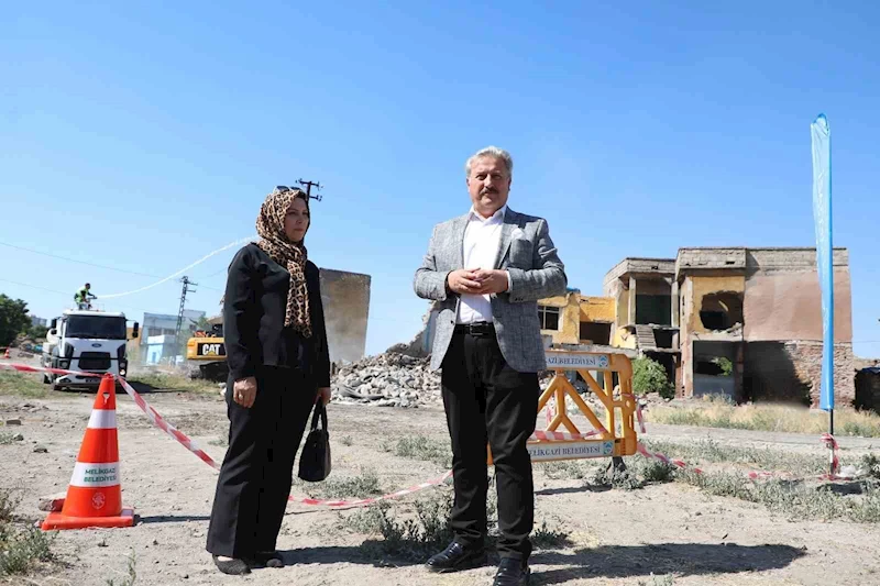 Melikgazi’de metruk 5 yapı yıkıldı
