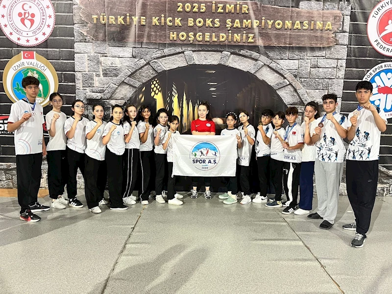 Kayserili minik Kick Boks sporcuları 4 madalya ile döndü
