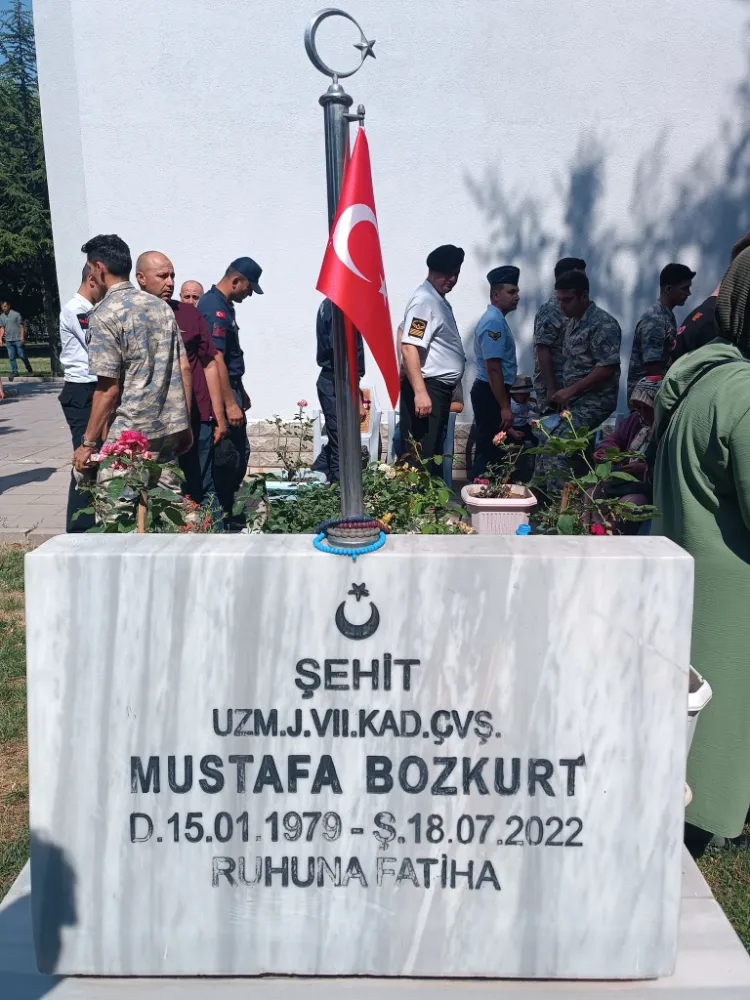 ŞEHİT MUSTAFA BOZKURT KABRİ BAŞINDA ANILDI