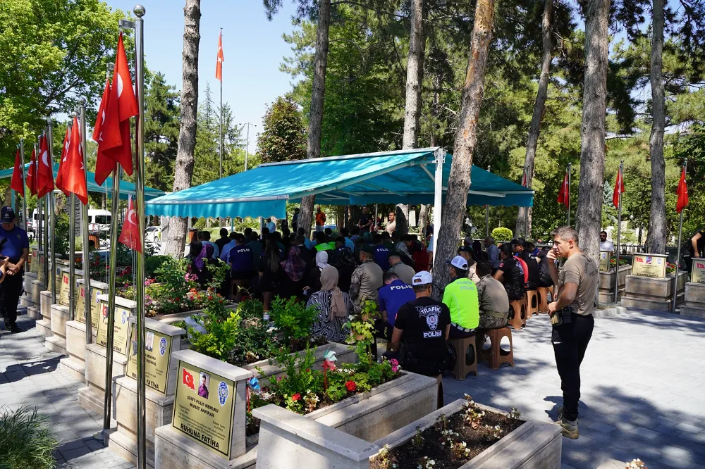 ŞEHİT POLİS ERTUĞRUL TACİROĞULLARI KABRİ BAŞINDA ANILDI