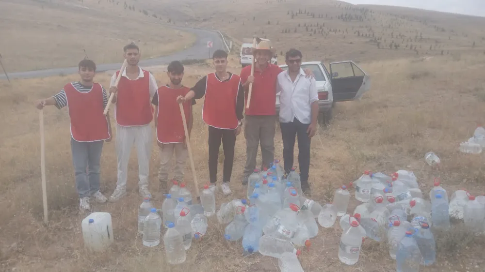 AĞAÇ DEDE, CHP GENÇLİK KOLLARI İLE FİDAN SULADI