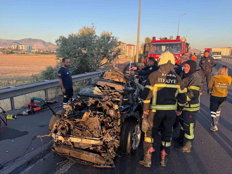 Kayseri’de otomobil tıra çarptı: 1 ölü
