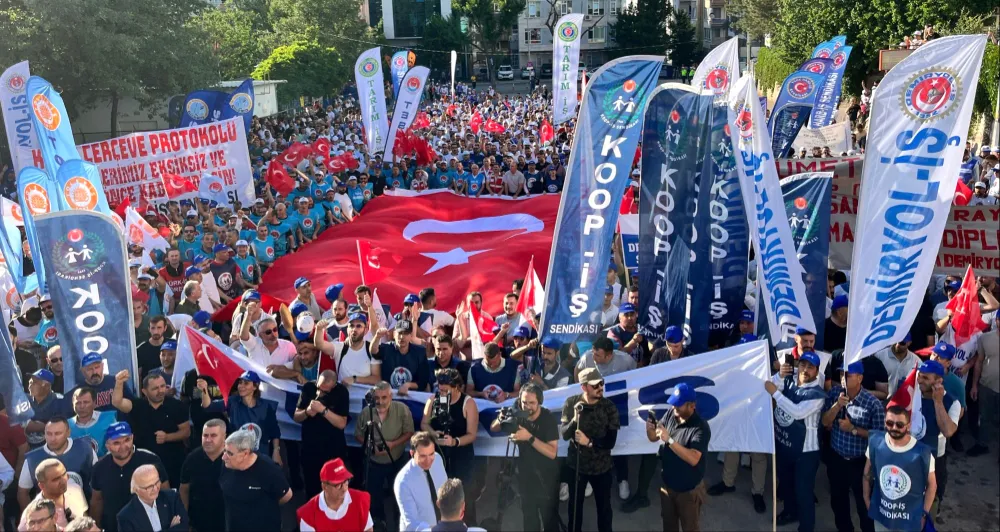 TÜRK-İŞ, AK PARTİ ÖNÜNDE EYLEM YAPTI