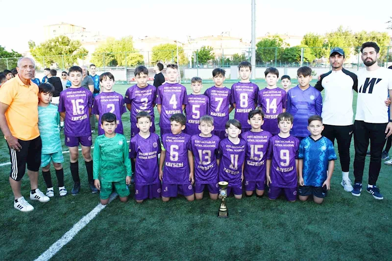 U11 Liginde Kayseri şampiyonu Zeki Akparlar FK
