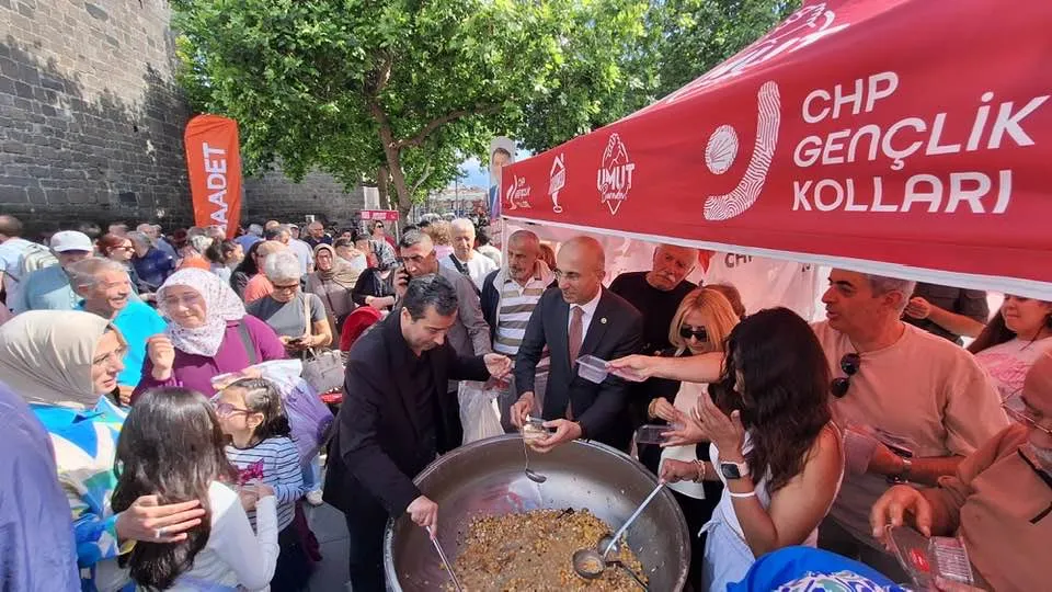 CHP İL BAŞKANLIĞI VATANDAŞLARA AŞURE İKRAMINDA BULUNDU