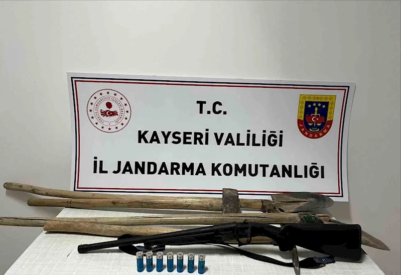 Jandarmadan izinsiz kazı yapanlara suçüstü
